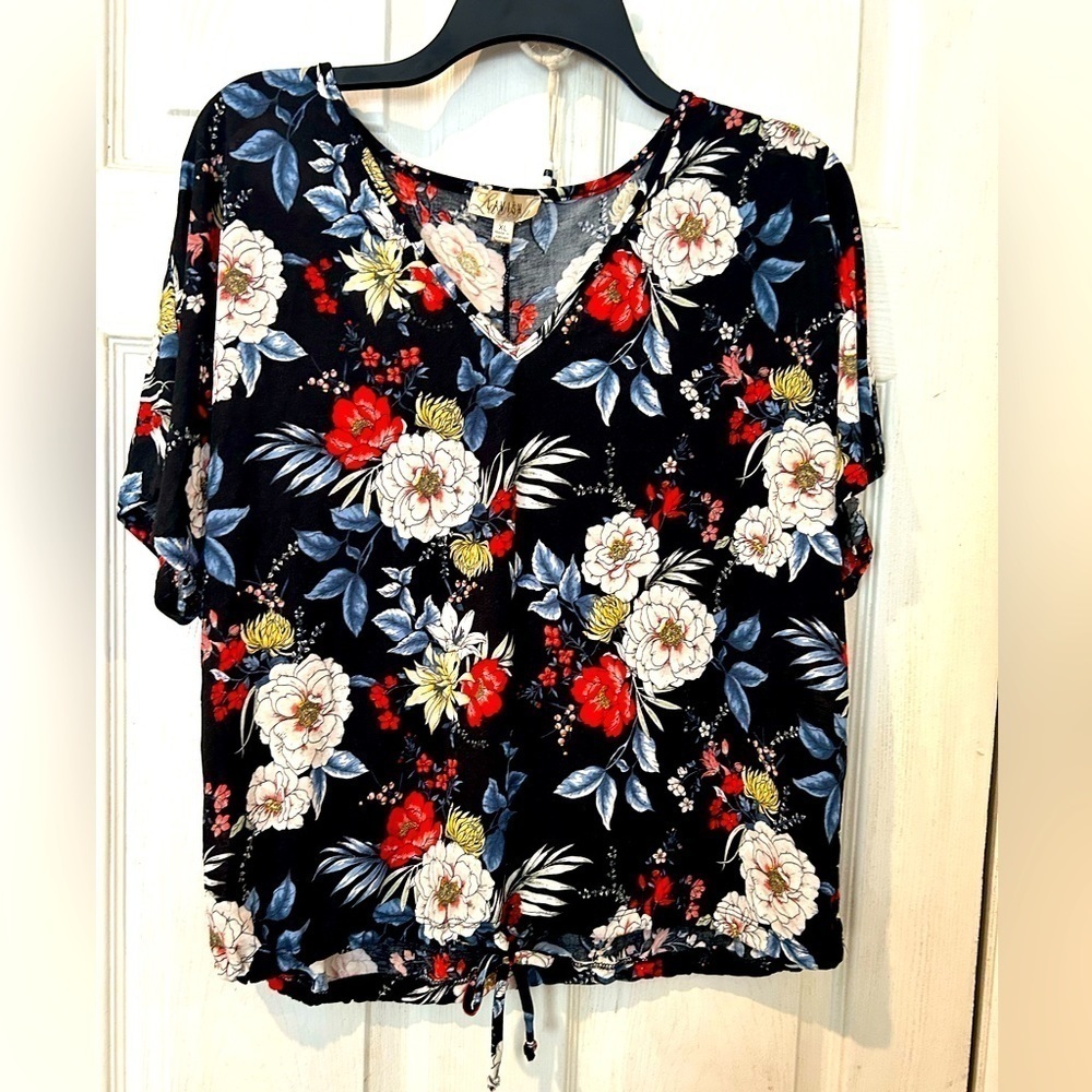 NWOT “Lavish” Floral Knit Short Sleeve Top